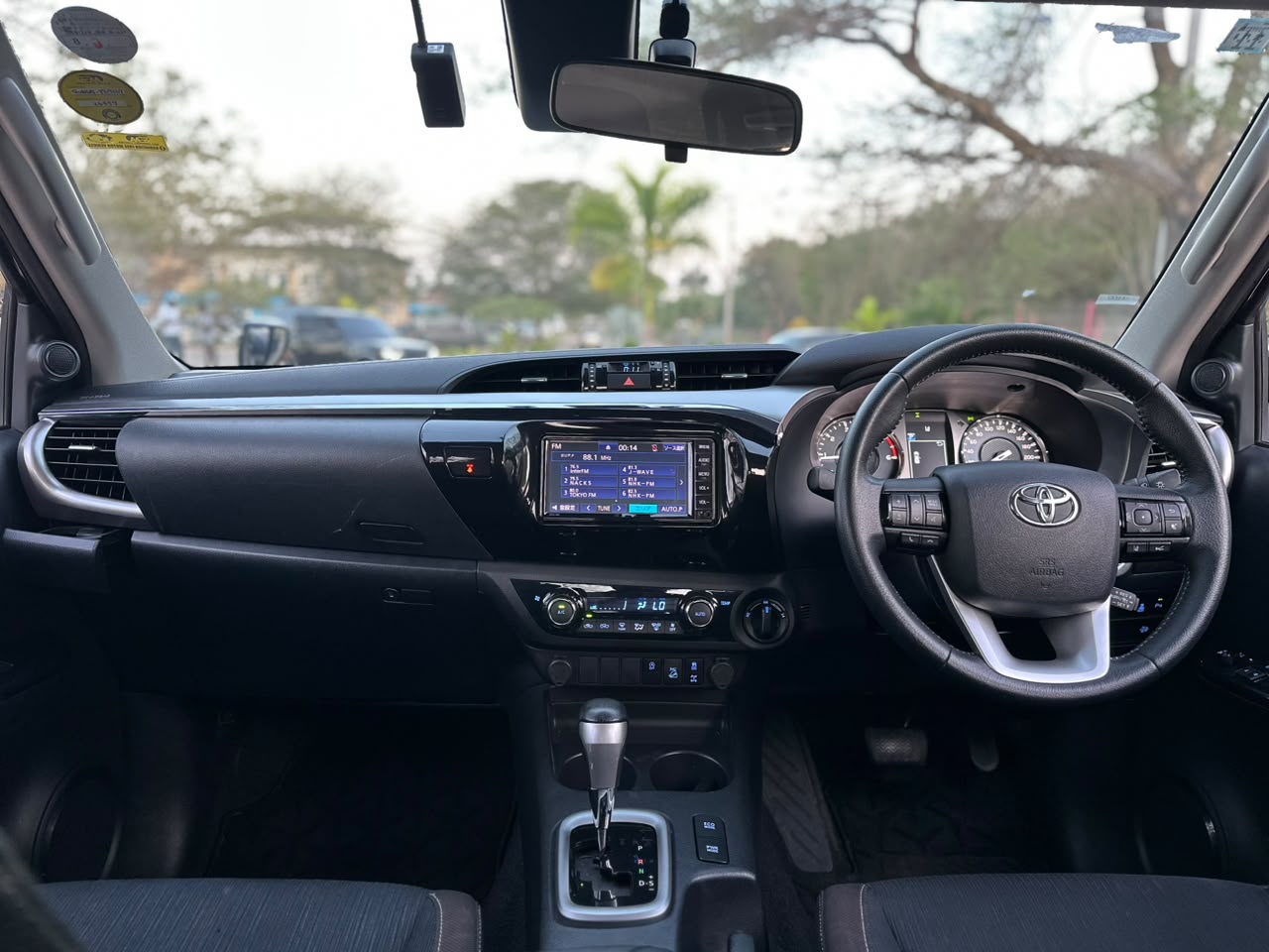 TOYOTA HILUX DOUBLE CABIN thumbnail 5